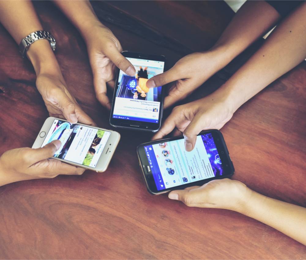 EFECTOS NEGATIVOS DE LAS REDES SOCIALES EN NIÑOS Y ADOLESCENTES
